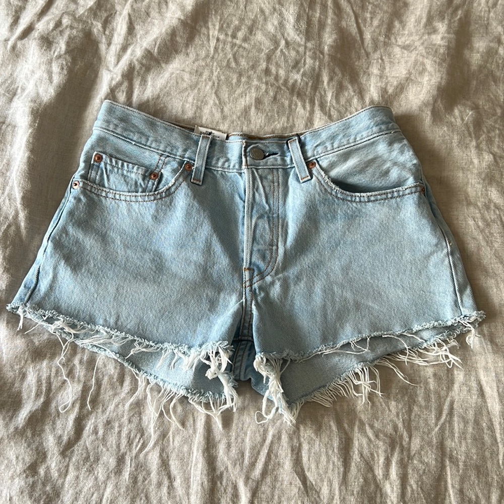 LEVI’S SHORTS